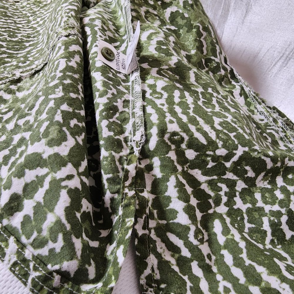 Nearly New Foxcroft size 14 petite Green and White Cotton Animal Print Blouse - Picture 13 of 16